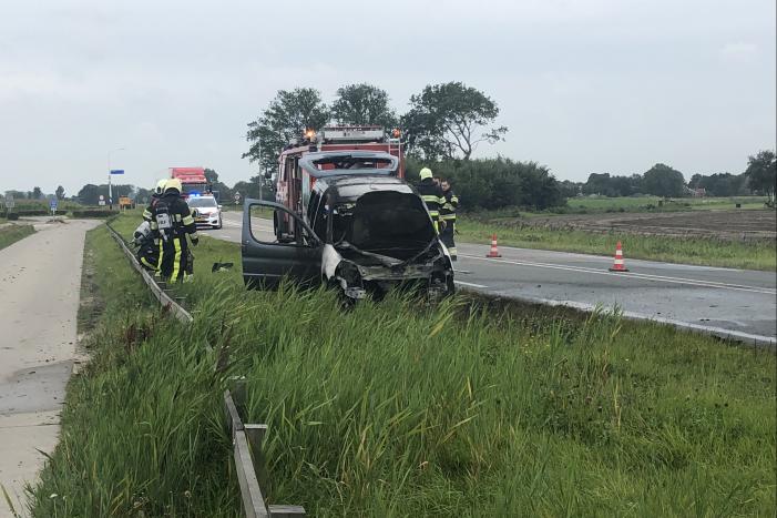 Auto vliegt in brand onder het rijden, auto total-loss