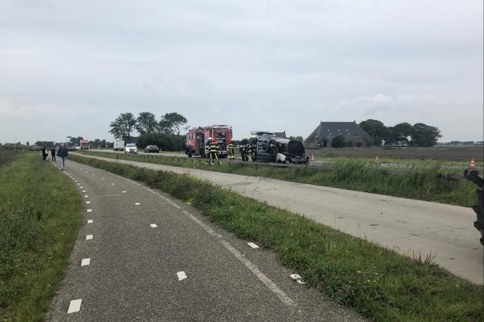 Auto vliegt in brand onder het rijden, auto total-loss
