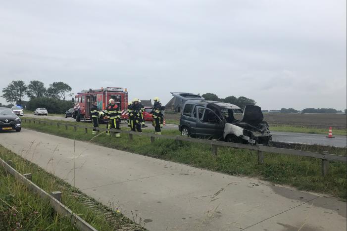 Auto vliegt in brand onder het rijden, auto total-loss