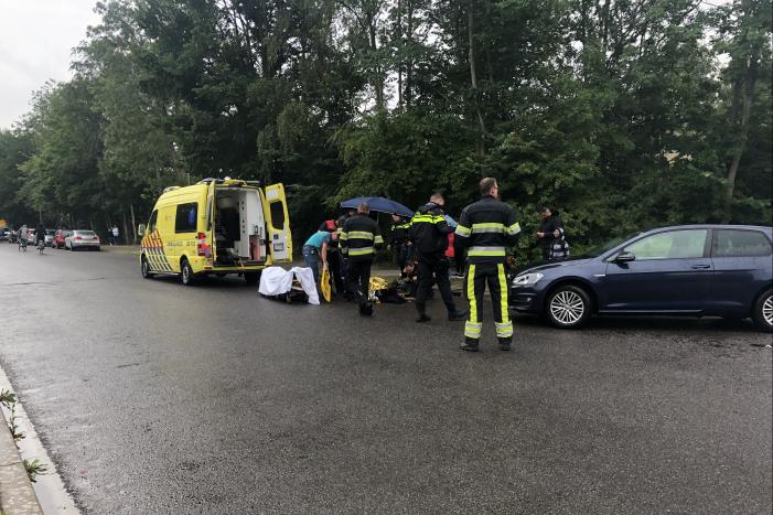 Brandweer assisteert bij ongeval voor kazerne