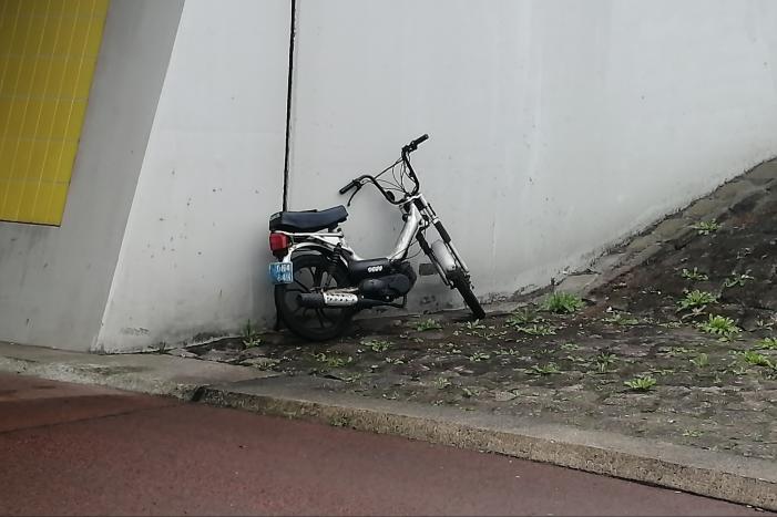 Scooterrijder en fietser botsen op fietspad