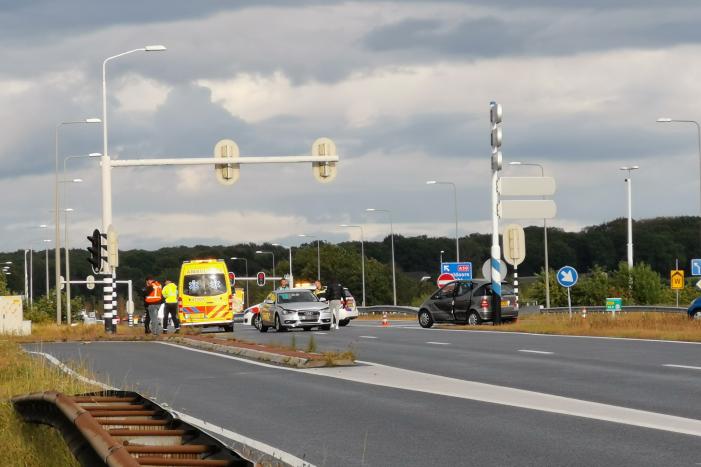 Zwaargewonde bij botsing op kruising