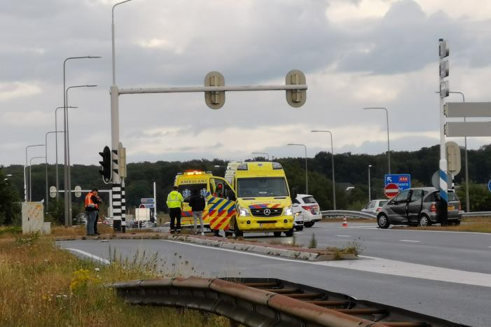 Zwaargewonde bij botsing op kruising