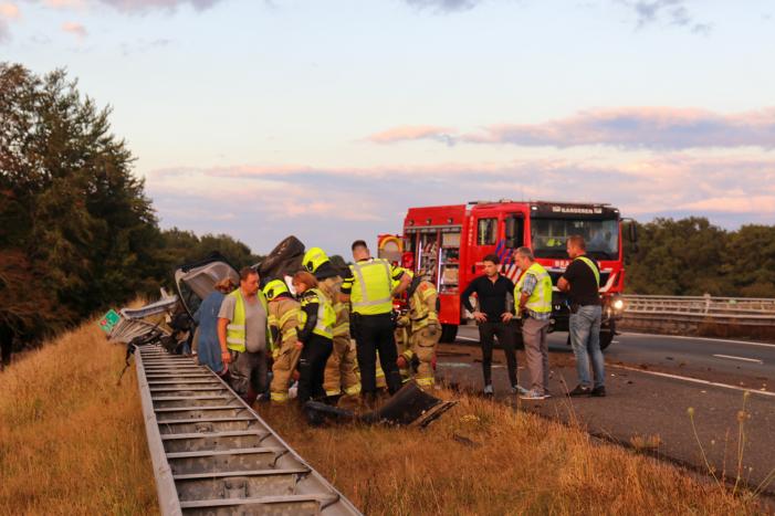 Auto belandt 180 graden gedraaid op de kop tegen vangrail