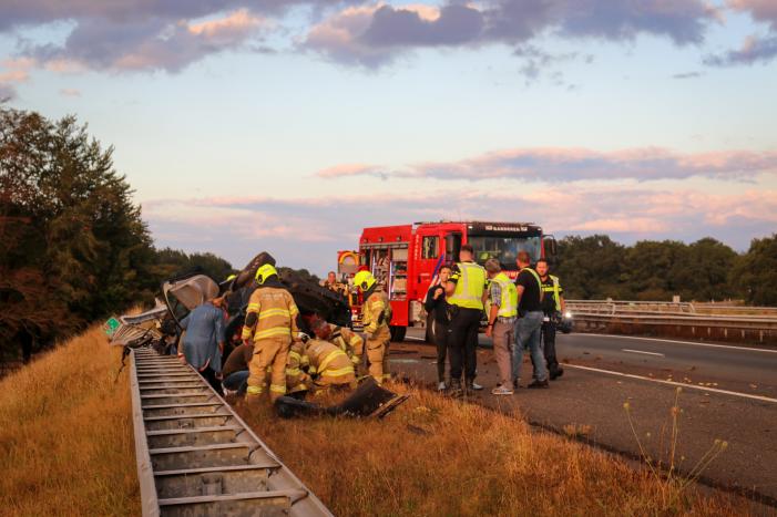 Auto belandt 180 graden gedraaid op de kop tegen vangrail