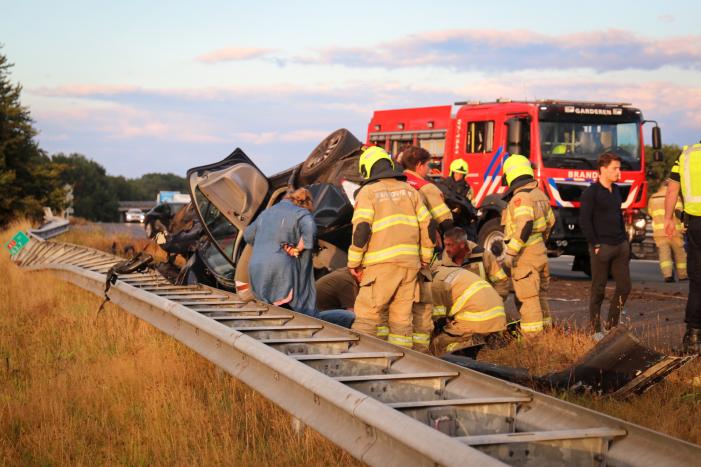 Auto belandt 180 graden gedraaid op de kop tegen vangrail