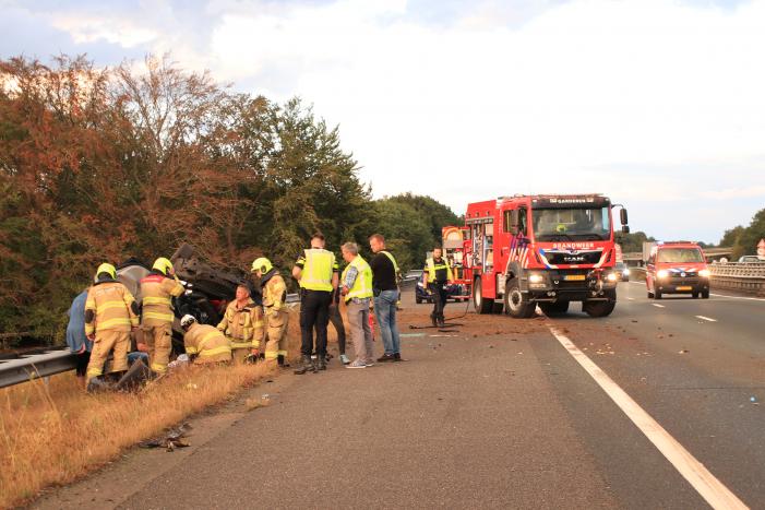Auto belandt 180 graden gedraaid op de kop tegen vangrail