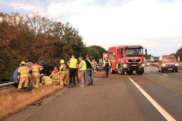 Auto belandt 180 graden gedraaid op de kop tegen vangrail
