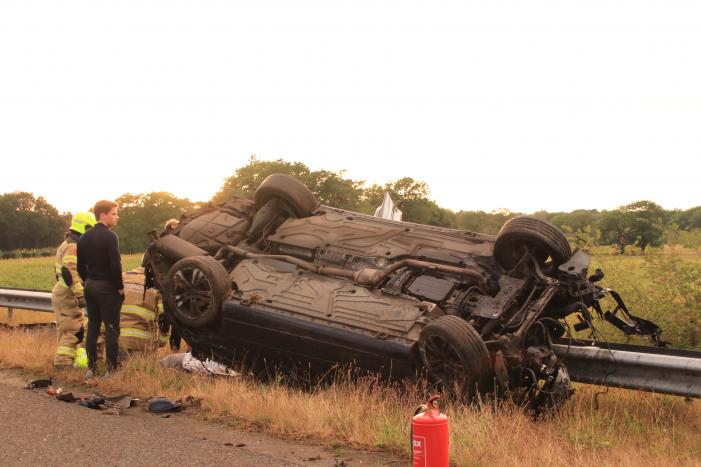 Auto belandt 180 graden gedraaid op de kop tegen vangrail