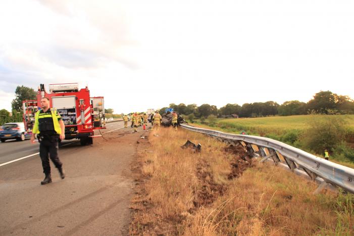 Auto belandt 180 graden gedraaid op de kop tegen vangrail