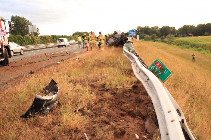 Auto belandt 180 graden gedraaid op de kop tegen vangrail