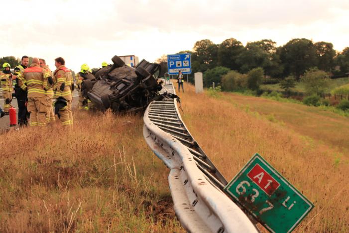 Auto belandt 180 graden gedraaid op de kop tegen vangrail