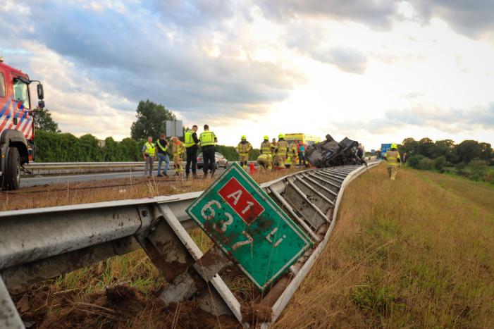 Auto belandt 180 graden gedraaid op de kop tegen vangrail