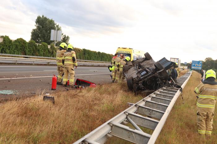 Auto belandt 180 graden gedraaid op de kop tegen vangrail