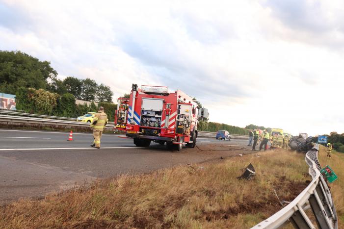 Auto belandt 180 graden gedraaid op de kop tegen vangrail