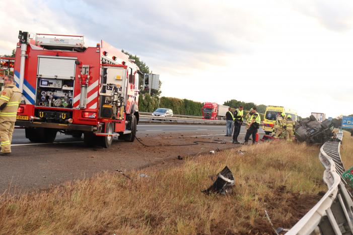 Auto belandt 180 graden gedraaid op de kop tegen vangrail