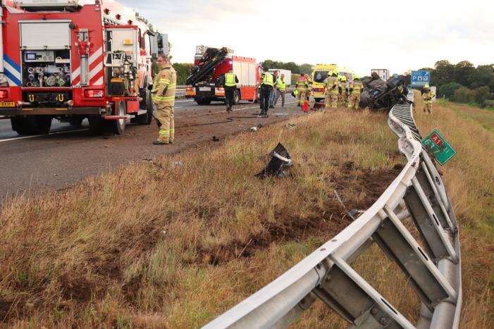 Auto belandt 180 graden gedraaid op de kop tegen vangrail