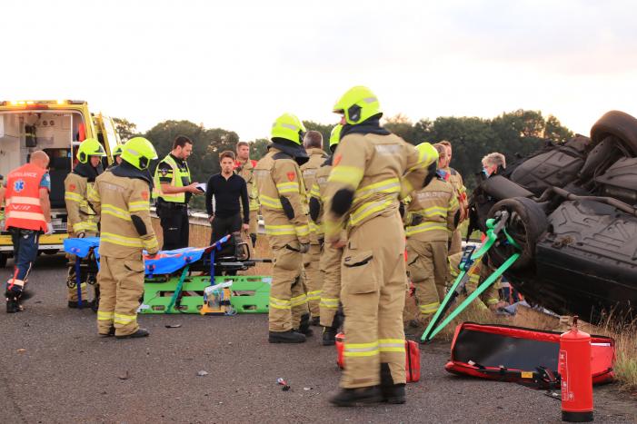 Auto belandt 180 graden gedraaid op de kop tegen vangrail