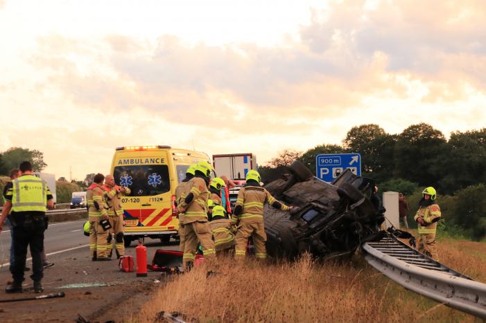 Auto belandt 180 graden gedraaid op de kop tegen vangrail