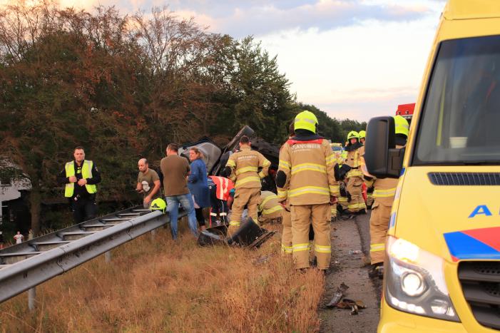 Auto belandt 180 graden gedraaid op de kop tegen vangrail