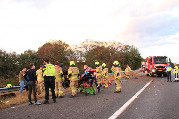 Auto belandt 180 graden gedraaid op de kop tegen vangrail