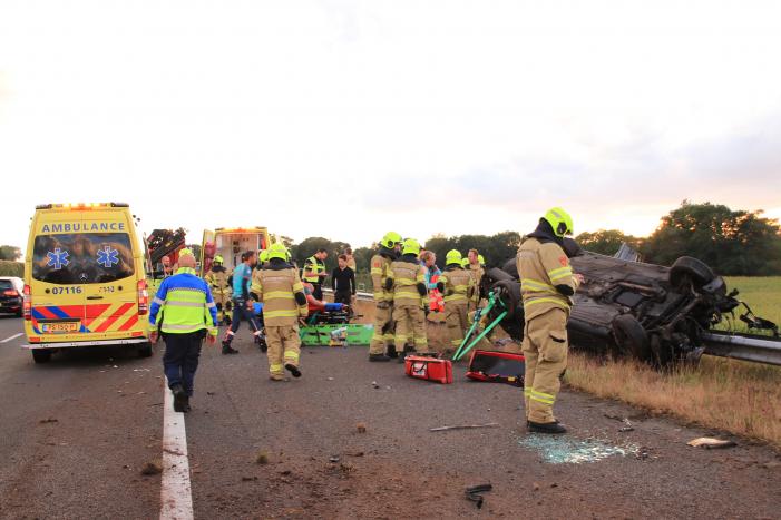 Auto belandt 180 graden gedraaid op de kop tegen vangrail