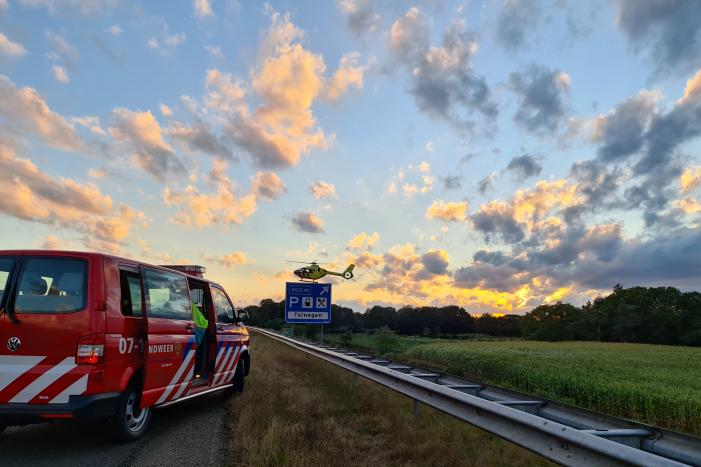 Auto belandt 180 graden gedraaid op de kop tegen vangrail