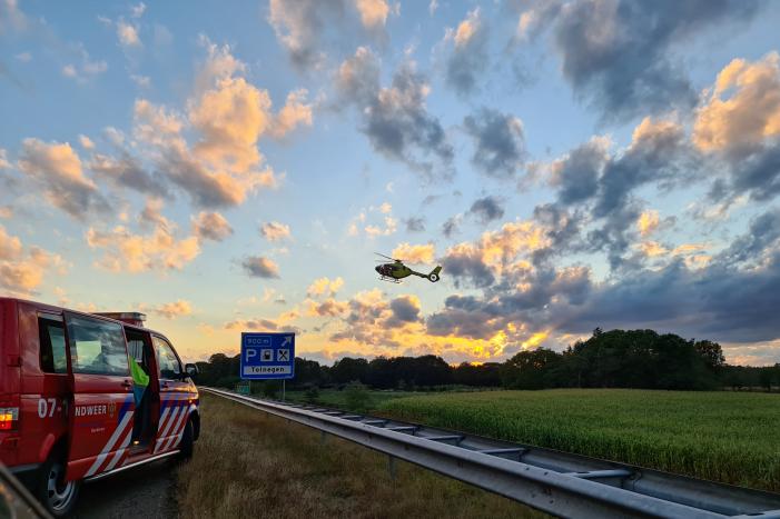 Auto belandt 180 graden gedraaid op de kop tegen vangrail