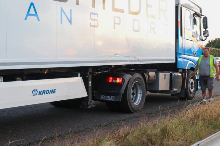 Auto belandt 180 graden gedraaid op de kop tegen vangrail