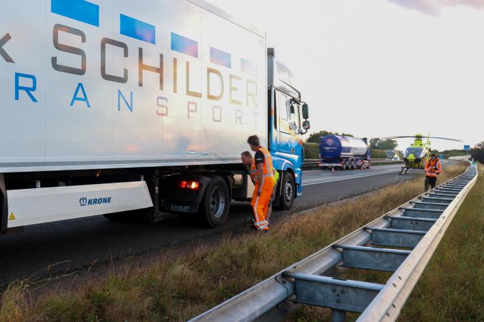 Auto belandt 180 graden gedraaid op de kop tegen vangrail