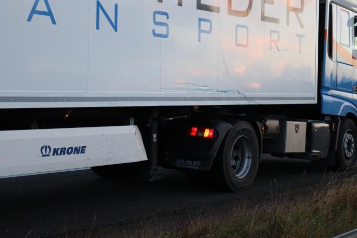 Auto belandt 180 graden gedraaid op de kop tegen vangrail