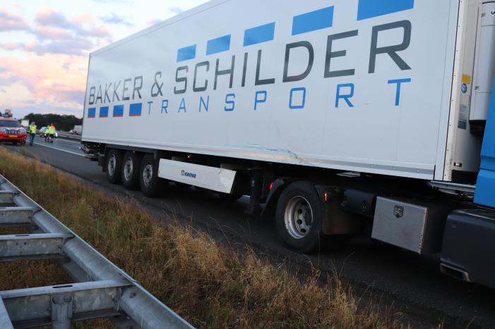 Auto belandt 180 graden gedraaid op de kop tegen vangrail