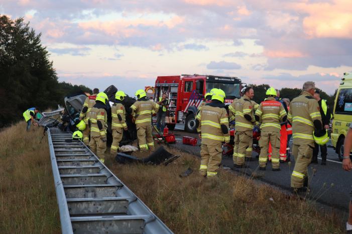 Auto belandt 180 graden gedraaid op de kop tegen vangrail