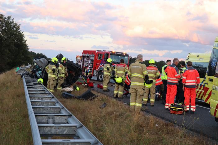 Auto belandt 180 graden gedraaid op de kop tegen vangrail