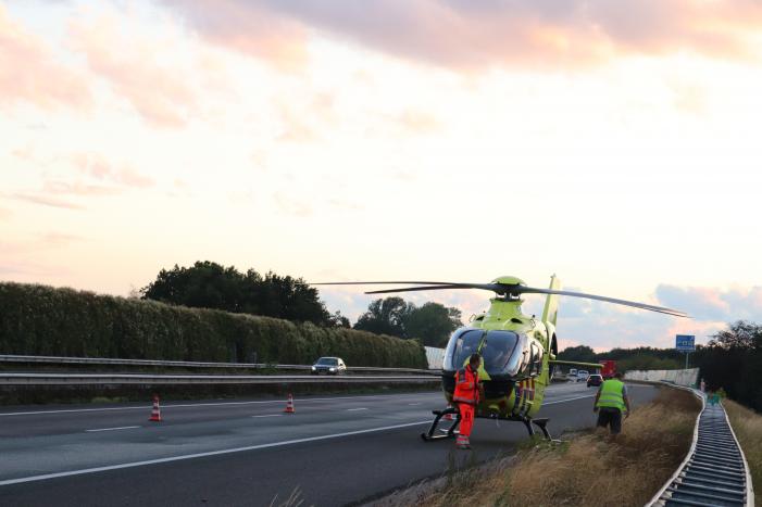 Auto belandt 180 graden gedraaid op de kop tegen vangrail
