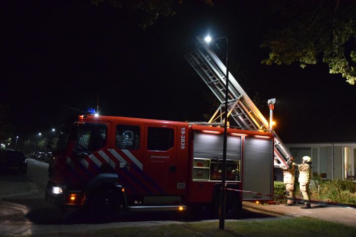 Boom waait om tegen woning