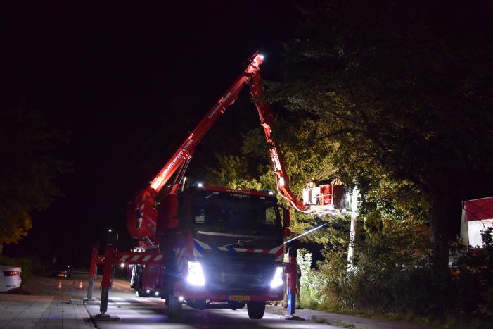 Boom valt op aanbouw van woning