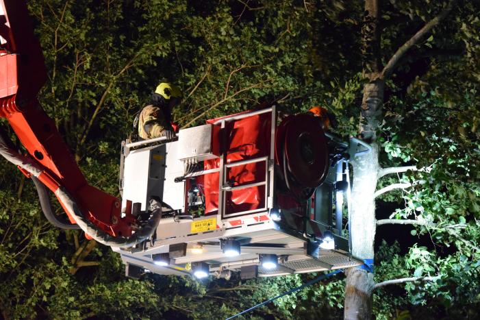 Boom valt op aanbouw van woning