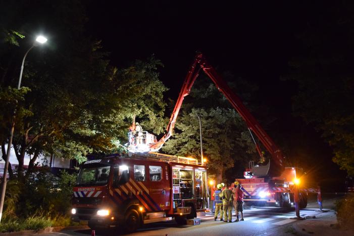 Boom valt op aanbouw van woning