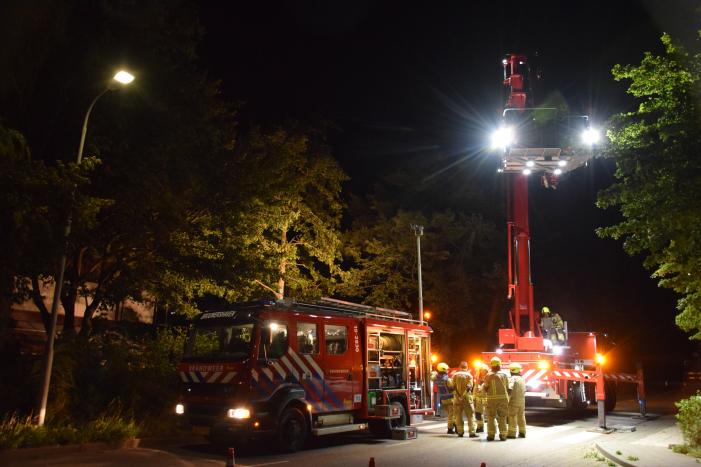 Boom valt op aanbouw van woning