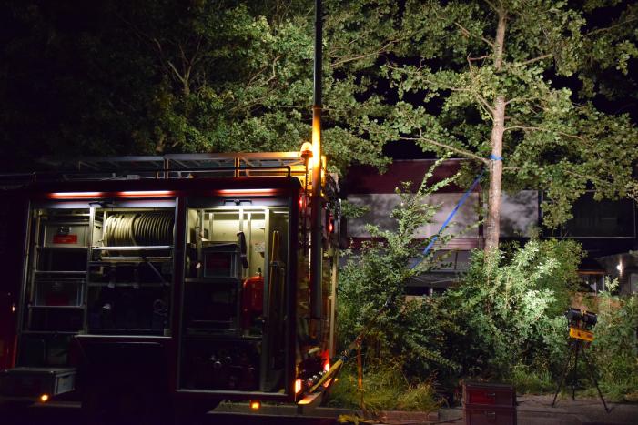 Boom valt op aanbouw van woning