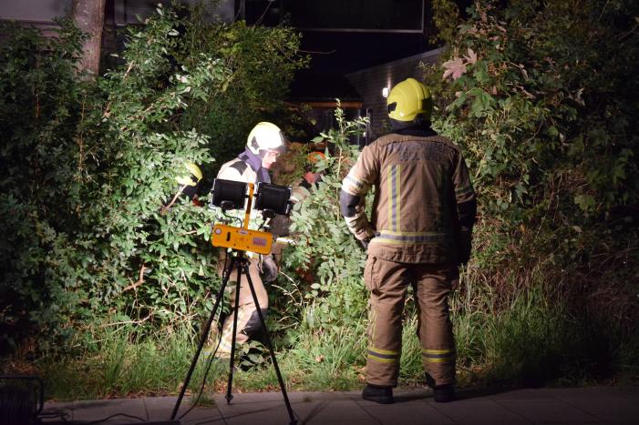 Boom valt op aanbouw van woning