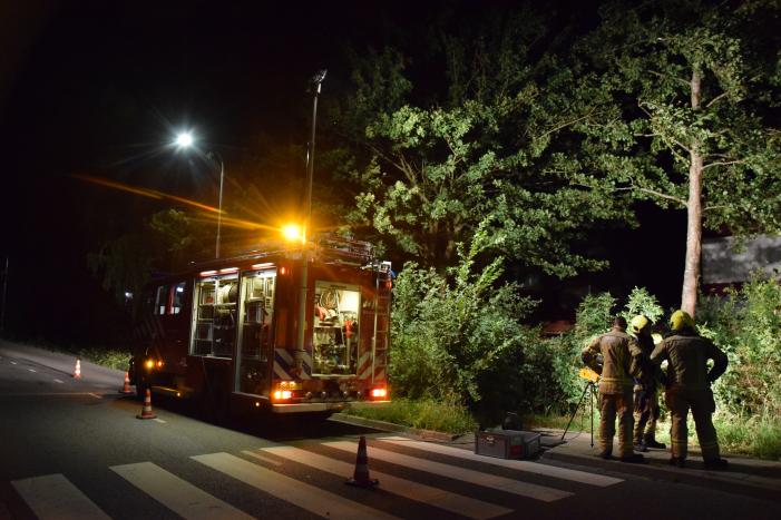Boom valt op aanbouw van woning