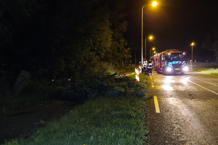 Boom waait omver en verspert de weg