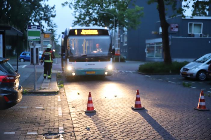 Grote tak breekt af belandt tussen twee auto's