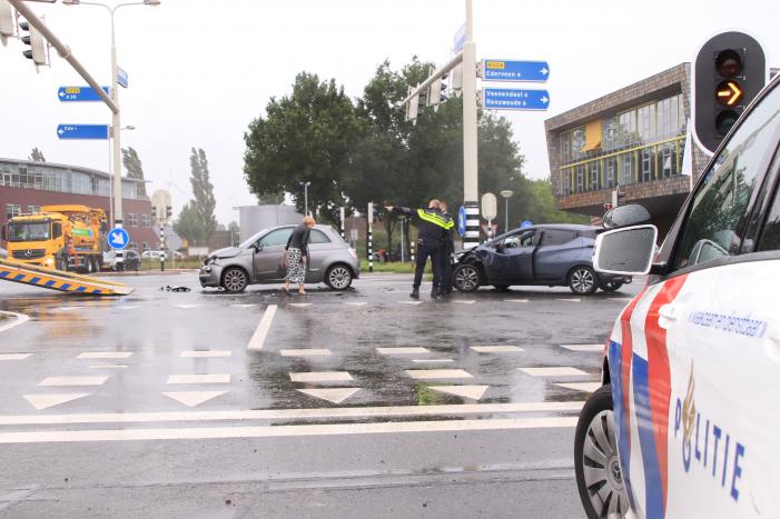 Twee auto's botsen op elkaar op kruising