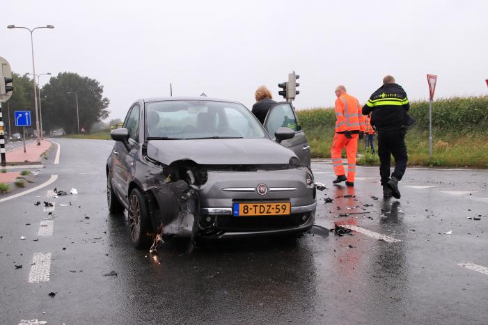 Twee auto's botsen op elkaar op kruising