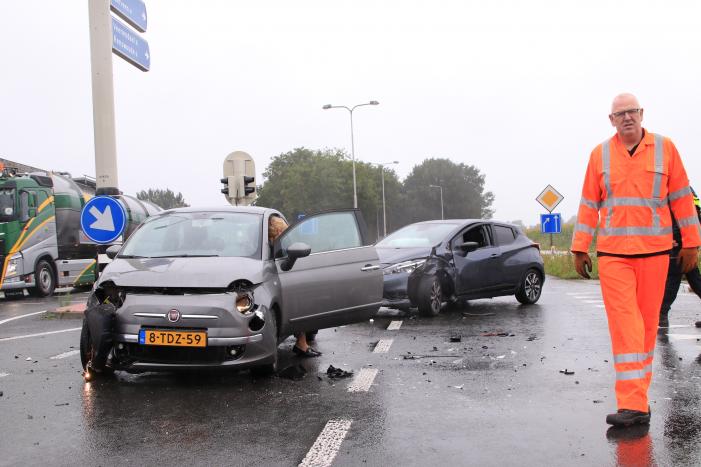 Twee auto's botsen op elkaar op kruising