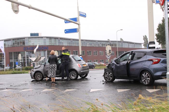 Twee auto's botsen op elkaar op kruising