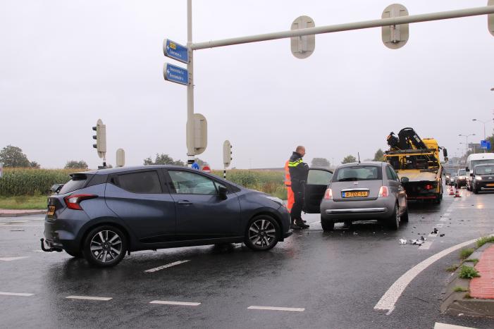 Twee auto's botsen op elkaar op kruising